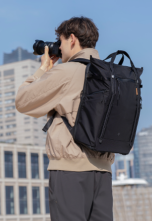 Sac OneGo Roamer Tote Backpack 25L PGYTECH noir mat - photo d’ambiance