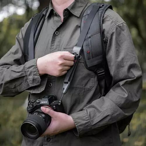 Courroie PGYTECH pour appareil photo en utilisation