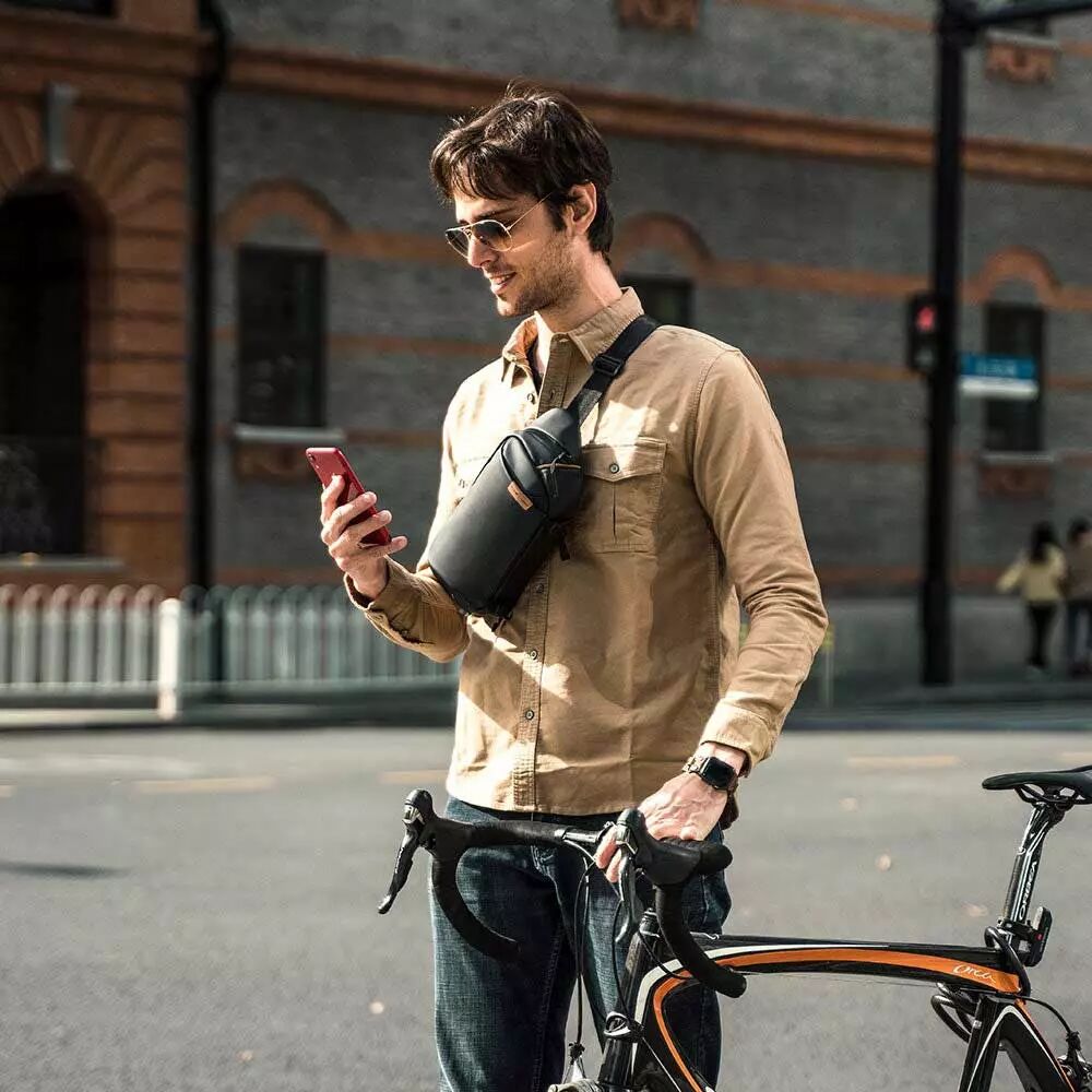 Sac sling OneGo Solo PGYTECH - même coloris en situation