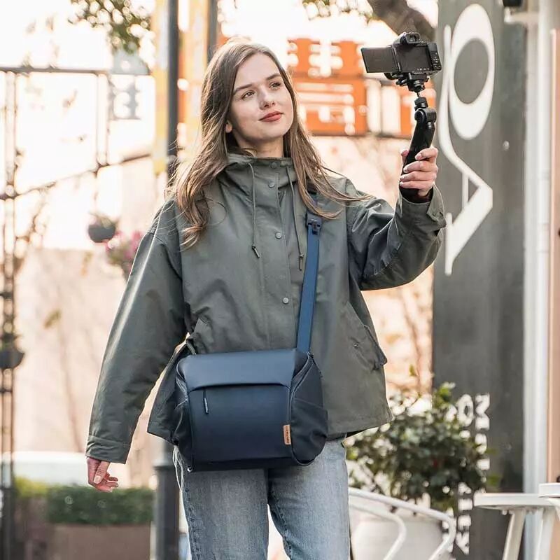 Sacoche OneGo Shoulder Bag 6L PGYTECH - même coloris en situation